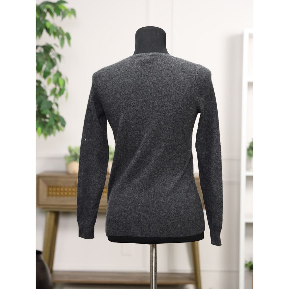 Quiet Luxury Cashmere V-Neck Sweater C by Bloomingdale’s Charcoal Gray Capsule - Picture 6 of 13